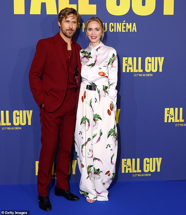 Рядом с Эмили ее коллега по фильму Райан Гослинг, 43 года, легко продемонстрировал свой стиль в сшитом на заказ кроваво-красном костюме от Gucci, надетом поверх такой же рубашки и жилета.