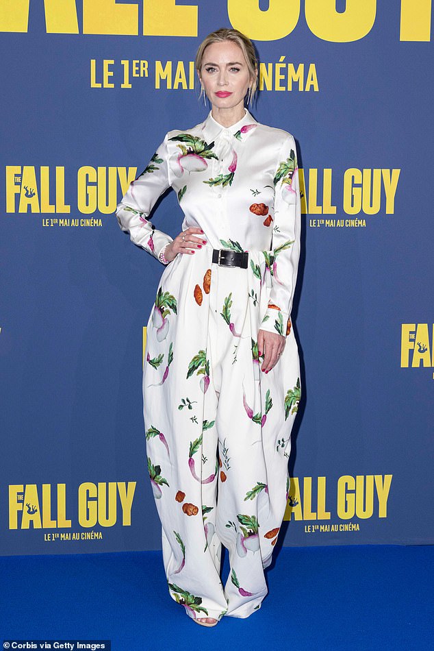 41-летняя британская актриса излучала элегантность в белом шелковистом платье, украшенном замысловатыми красными и зелеными вышитыми композициями из овощей.