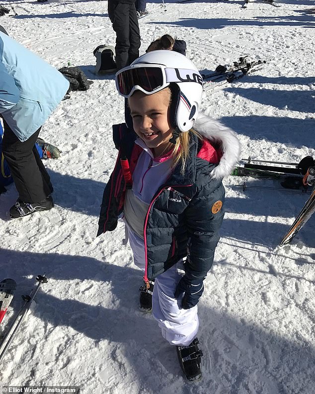 Эллиот включил снимок Оливии, сделанный во время лыжного отпуска, когда она была моложе.