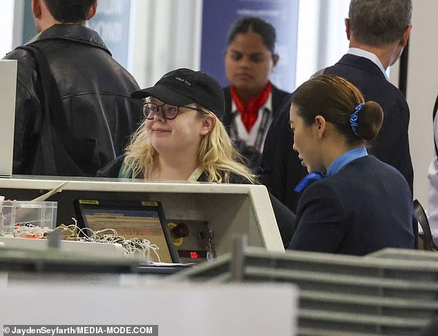 Никола улыбнулась сотруднице, когда она регистрировалась на дальнемагистральный рейс.