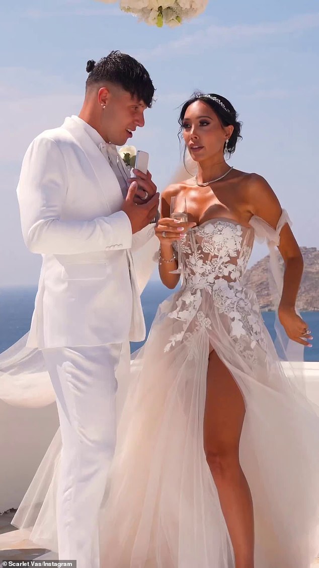 Скарлет связала себя узами брака со звездой TikTok Тайо на Миконосе, Греция, в сентябре.