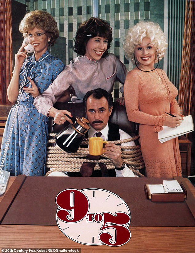 Этот фильм станет переосмыслением хита 1980 года «9 до 5», в котором снимались Джейн Фонда, Лили Томлин, Долли Партон и Дэбни Коулман;  на фото в рекламном кадре