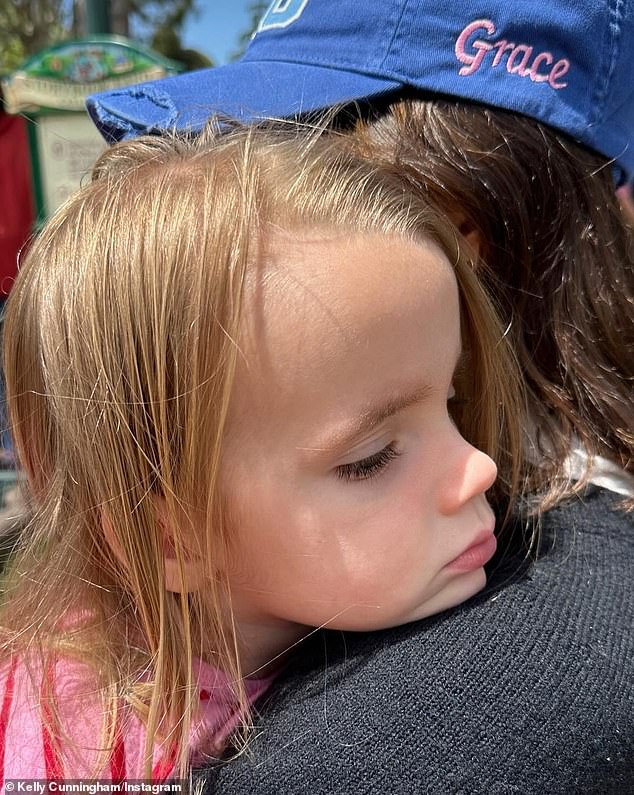 Мать братьев и сестер Келли Каннингем опубликовала милый снимок 23-летнего TikToker, обнимающего маленького Роудса (чьим крестным отцом является Тим МакГроу), который она подписала: «Люблю тетю Грейс!»
