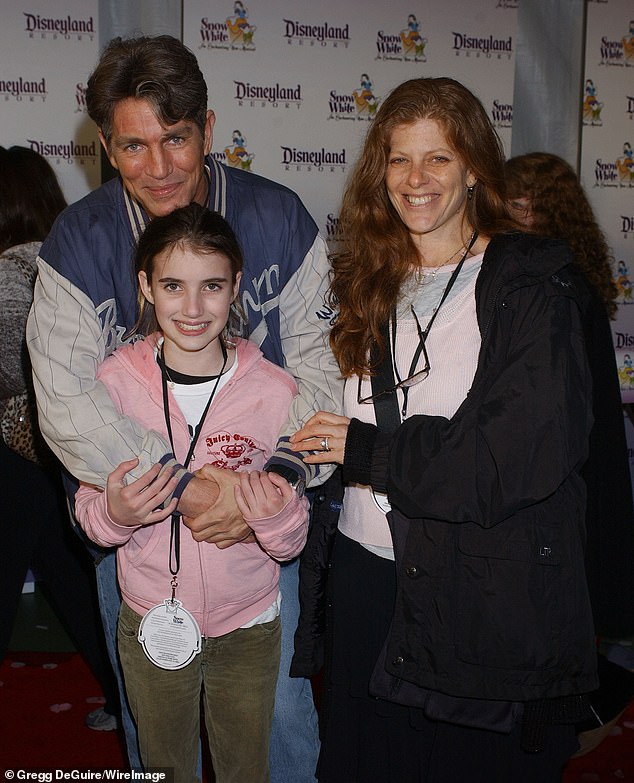 Эмма может быть близка со своей тетей Джулией Робертс, обладательницей Оскара, но она живет отдельно от своего биологического отца Эрика Робертса (слева, на фото в 2004 году), который ушел, когда ей было семь месяцев.