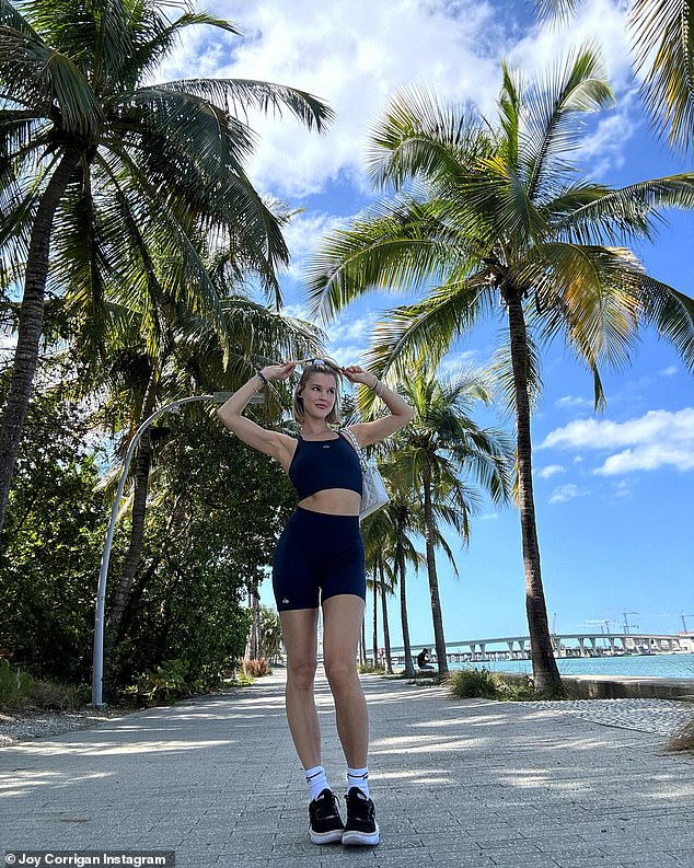 На снимках, опубликованных в ее Instagram, модель Sports Illustrated демонстрирует стройную фигуру.