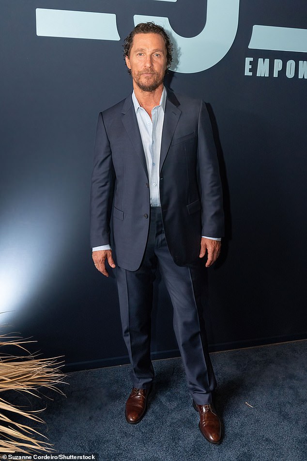 МакКонахи, получивший «Оскар» за лучшую мужскую роль в 2014 году за фильм «Далласский клуб покупателей», выглядел щеголевато в сине-сером костюме, рубашке с воротником и коричневых классических туфлях.