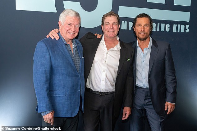 Mack, Jack & McConaughey — это плод сотрудничества между (LR) футбольным тренером Маком Брауном, 72 года, записывающимся артистом Джеком Ингрэмом, 53 года, и актером, удостоенным премии Оскар.