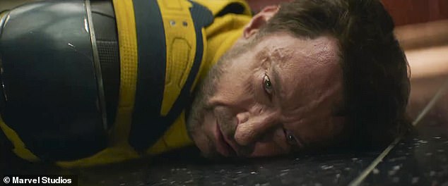 Росомаха выглядит смертельно раненой, когда лежит на полу после сцены драки.