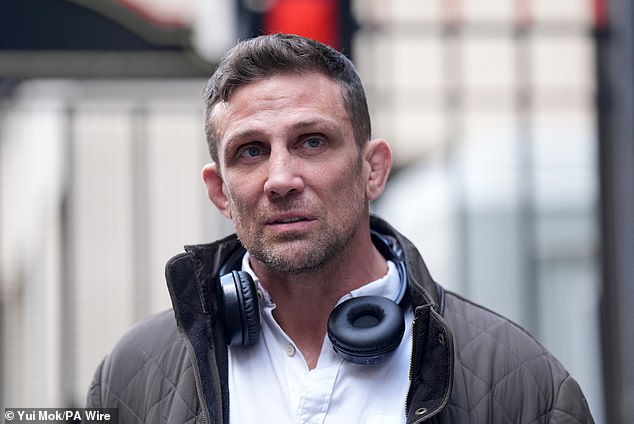Алекс Рид выходит из здания «Роллс-билдинг» в центре Лондона после участия в слушании по делу о банкротстве своей бывшей партнерши Кэти Прайс.