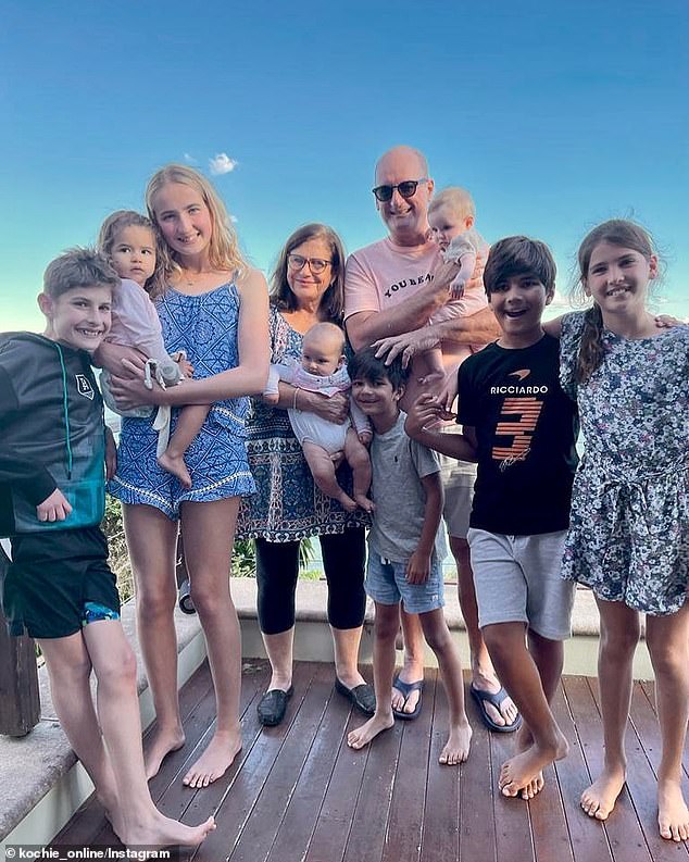 Ребенок Джорджи станет девятым внуком Дэвида, поскольку у трех других его детей - Брианны, Саманты и Эй-Джея - восемь детей (на фото Дэвид и Либби с внуками).