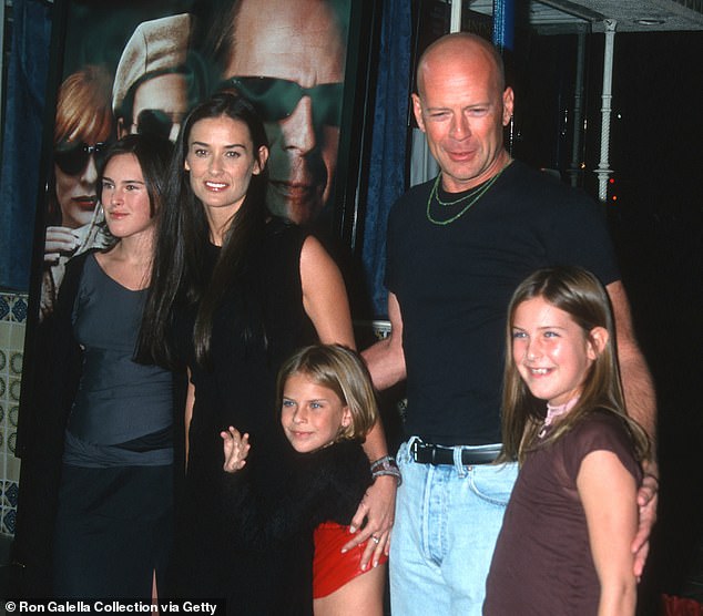 В свою очередь, она практически присматривала за тремя дочерьми Уиллиса и Мура, Румер, Скаут и Таллулой;  семья видна в 2001 году