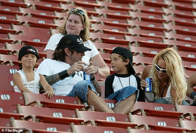 Памела и Томми с сыновьями в AL Coliseum в Лос-Анджелесе, 2003 год.