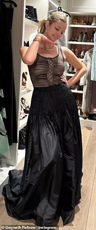 Платье Гвинет на церемонии вручения «Оскара» 2002 года было объявлено критиками «модной катастрофой», но это не помешало ее 19-летней дочери Эппл примерить его на размер.