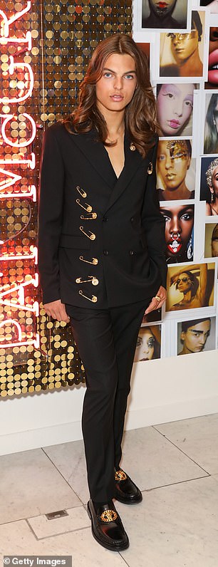 Дэмиан Херли подражал своей маме Элизабет еще в 2019 году, надев блейзер, вдохновленный платьем Versace 1994 года, которое сделало ее знаменитой.