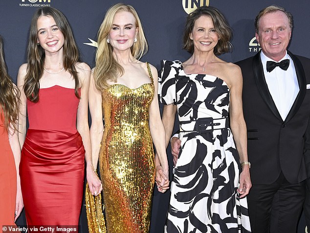Фейт и Сандей светились сыновней гордостью, стоя рядом со своей матерью, одетой в блестящее золотое платье Balenciaga.