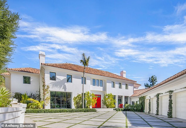 Актриса «Отчаянных домохозяек» выставила на продажу свой дом в Беверли-Хиллз (на фото) за 18,9 миллиона долларов после того, как первоначально выставила недвижимость на продажу за 22,8 миллиона долларов.
