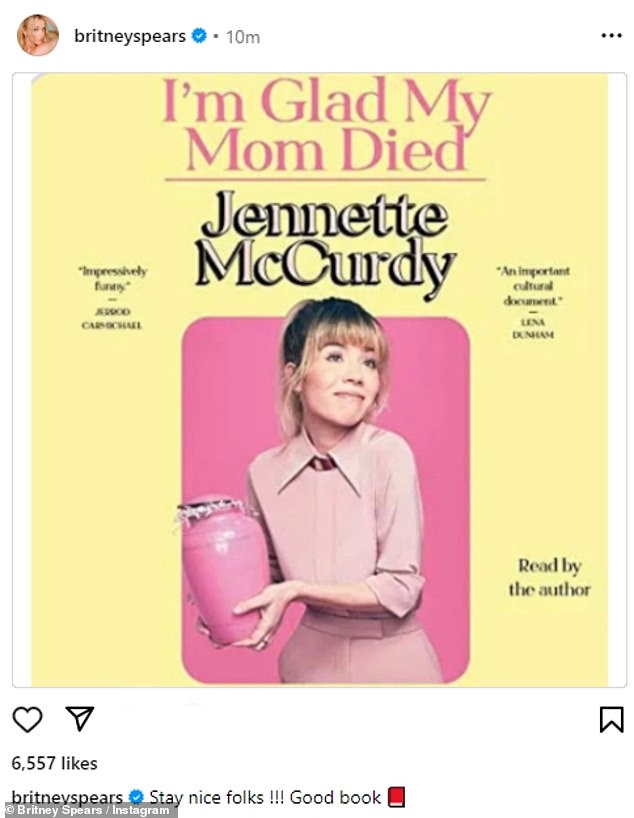 Она также сделала резкое заявление, рекомендовав свою последнюю книгу, опубликовав обложку книги Дженнетт МакКарди «Я рада, что моя мама умерла».