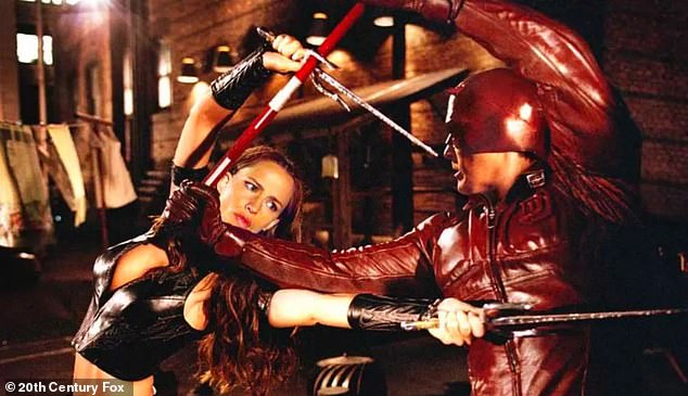 Соблазнительница Дженнифер в фильме «Сорвиголова» (2003) и его продолжении «Электра» (2005) классно свела ее с бывшим исполнителем главной роли на экране и за кадром — двукратным обладателем «Оскара» режиссером Беном Аффлеком (справа), с которым она развелась в 2018 году.