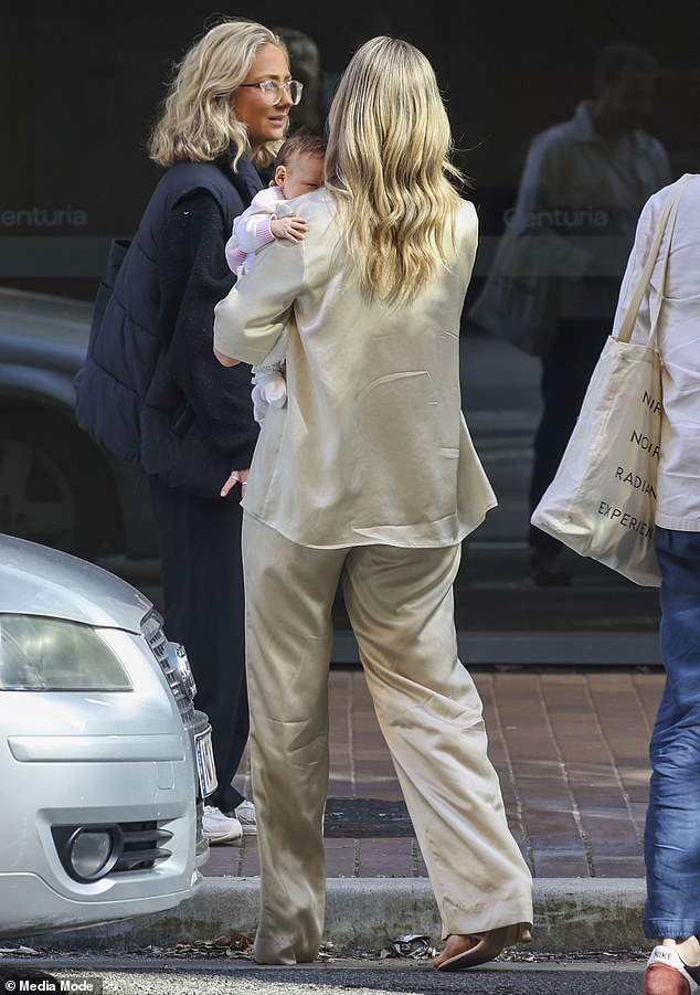 Звезда реалити-шоу бережно прижала к груди свою маленькую дочь, пока она шла по улице.