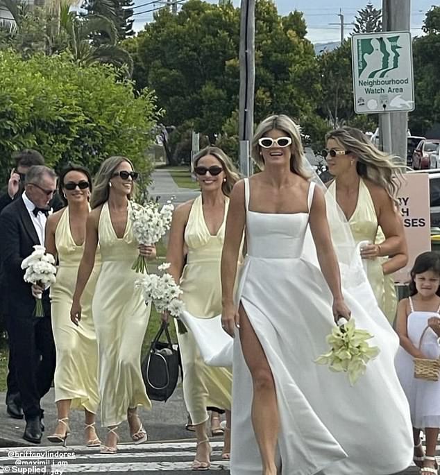Австралийская актриса присутствовала на свадебной вечеринке своей подруги Бритт Клэкстон (на переднем плане в Берли-Хедс, Квинсленд, в пятницу, видео с мероприятия было опубликовано в социальных сетях).