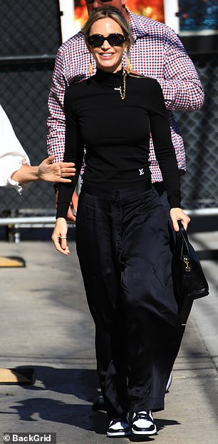 Звезда фильма «Дьявол носит Prada» дополнена черными овальными солнцезащитными очками Chanel, золотыми серьгами с кисточками и соответствующими кольцами.