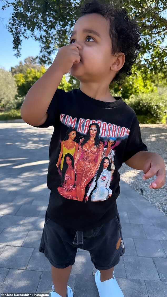 21-месячный сын Хлои Кардашьян Татум носит рубашку Ким Кардашьян с одними из самых знаковых образов звезды.