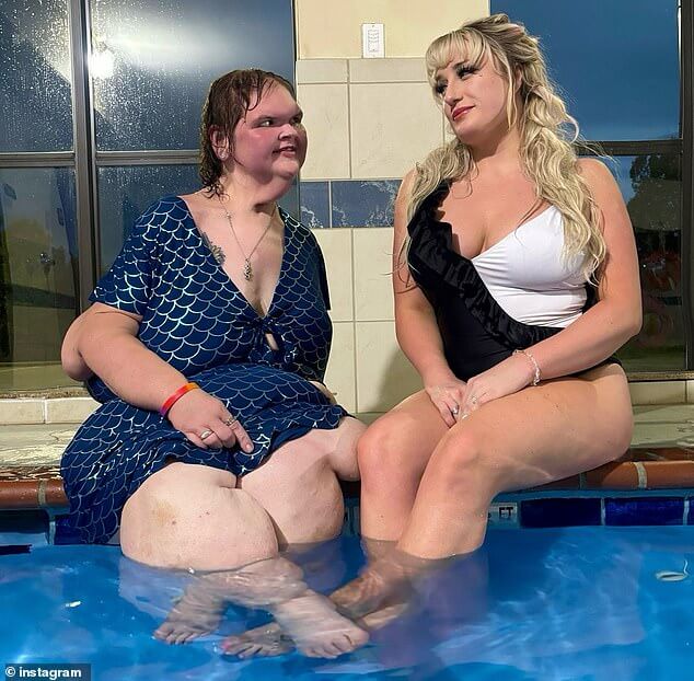 37-летняя звезда сериала «Сестры весом 1000 фунтов» Тэмми Слейтон с гордостью демонстрирует свою невероятную потерю веса на 440 фунтов, позируя в купальнике во время «девчачьего путешествия» с приятелем.