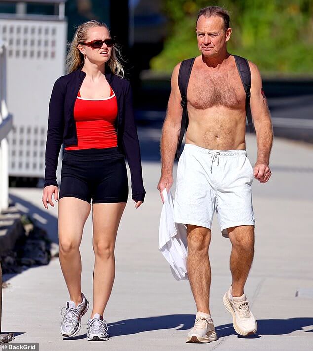 55-летний Джейсон Донован без рубашки демонстрирует свое подтянутое тело, наслаждаясь временем со своей 24-летней дочерью Джеммой в Сиднее.