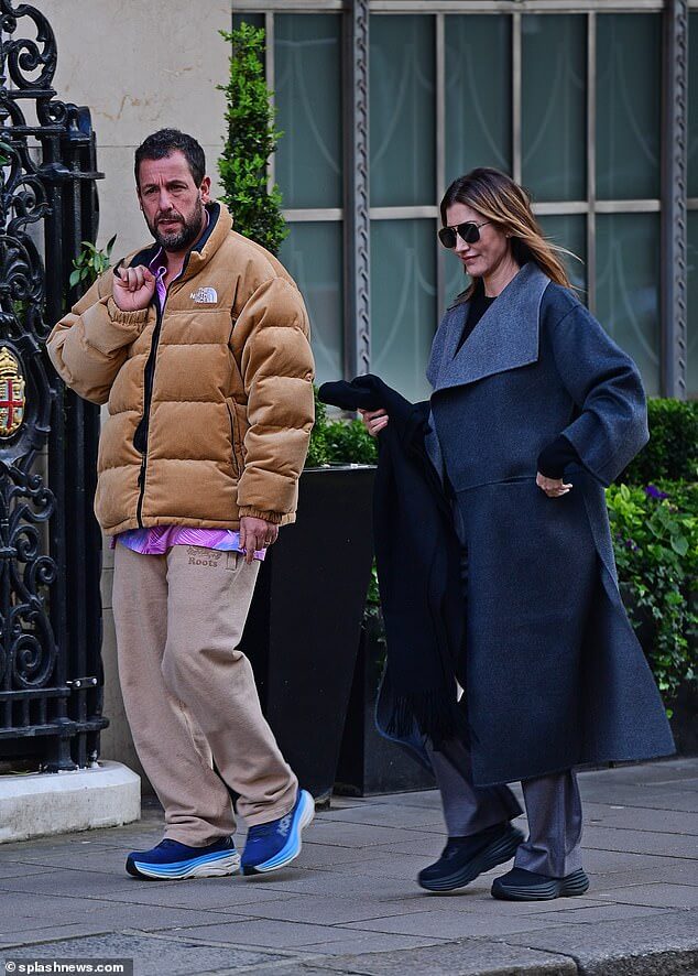 Адам Сэндлер, одетый в горчично-желтый пиджак, выходит на неторопливую прогулку по Лондону с женой Джеки.