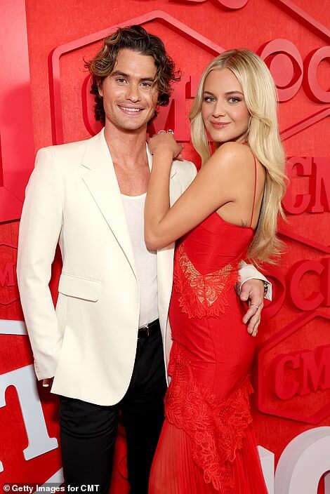 На красной дорожке к ней присоединился ее парень, 31-летний актер «Аутер Бэнкс» Чейз Стоукс.