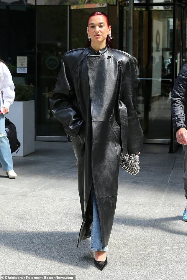 Дуа Липа демонстрирует стильный стиль в кожаном пальто с эффектными подплечниками на прогулке в Нью-Йорке.