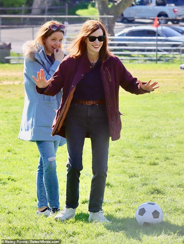 Джессика Честейн пинает футбольный мяч, вживаясь в роль на съемках своего нового фильма в Нью-Йорке.