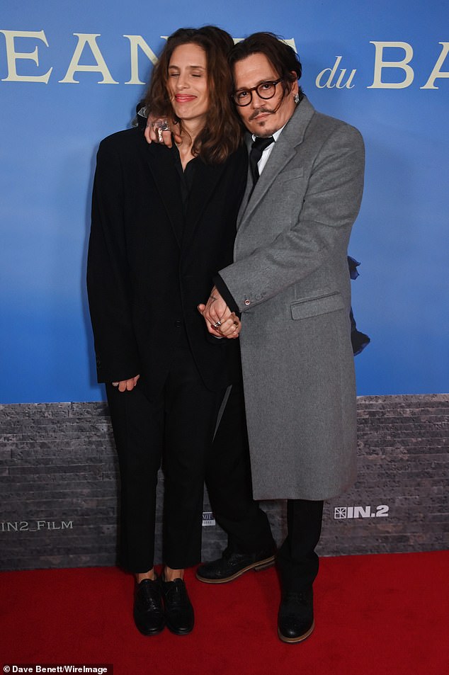 Джонни Депп обнимает свою коллегу по фильму Майвенн, пока его ренессанс на красной дорожке продолжается на британской премьере фильма «Жанна дю Барри» — через ГОД после его официального запуска в Каннах