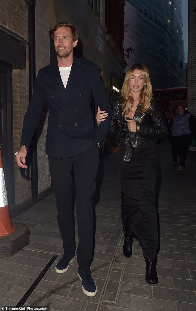 Эбби Клэнси демонстрирует стильную фигуру в сексуальном черном платье, держась за руки с высоким мужем Питером после посещения мероприятия McDonald’s.