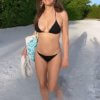 Элизабет Херли продемонстрировала свою бросающую вызов возрасту фигуру, наслаждаясь днем ​​на пляже в понедельник во время поездки на Мальдивы.