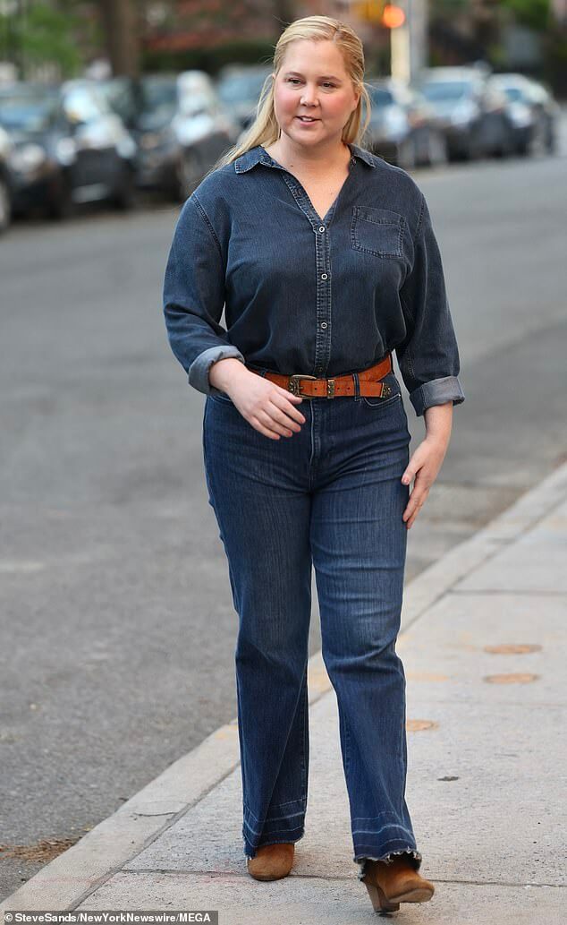 Эми Шумер демонстрирует стройную фигуру в двойном дениме на съемках своего последнего фильма «Как беременна» в Нью-Йорке – после откровенной борьбы с синдромом Кушинга