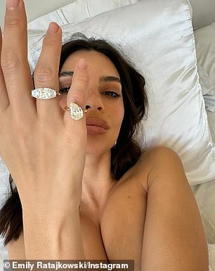 19 марта Ратаковски представила два своих «разводных кольца», созданных ювелирным дизайнером Элисон Лу Элисон Чемла, разделив свое обручальное кольцо Toi et Moi с двумя камнями.