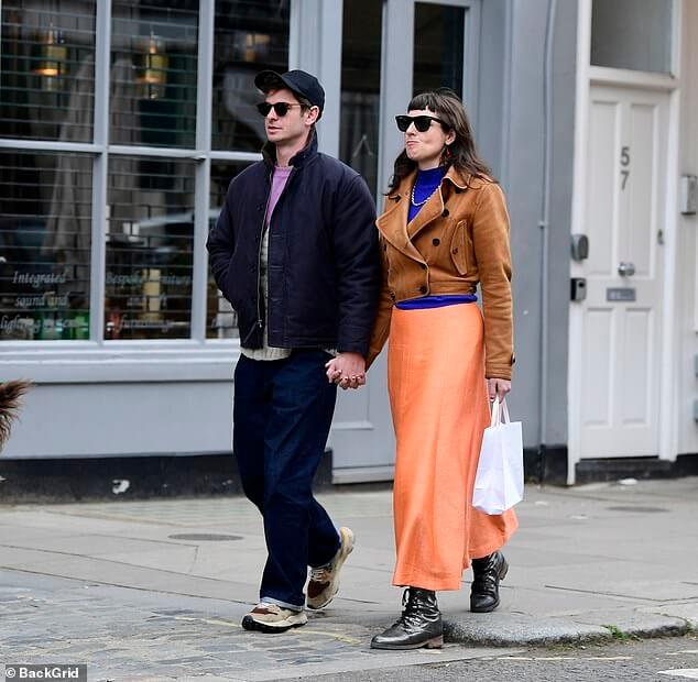Эндрю Гарфилд выглядит влюбленным в свою подругу «Профессиональную ведьму» доктора Кейт Томас, когда пара демонстрирует модный образ на скромной прогулке по Лондону