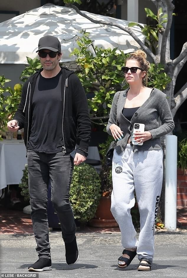 Эшли Бенсон в спортивных штанах ведет себя непринужденно на обеде с мужем Брэндоном Дэвисом в Западном Голливуде… через два месяца после рождения первенца.