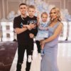 Фил Фоден и его подруга Ребекка Кук объявили, что ждут третьего ребенка в Instagram в понедельник — на фото с пятилетним сыном Ронни и 12-месячной дочерью Тру.