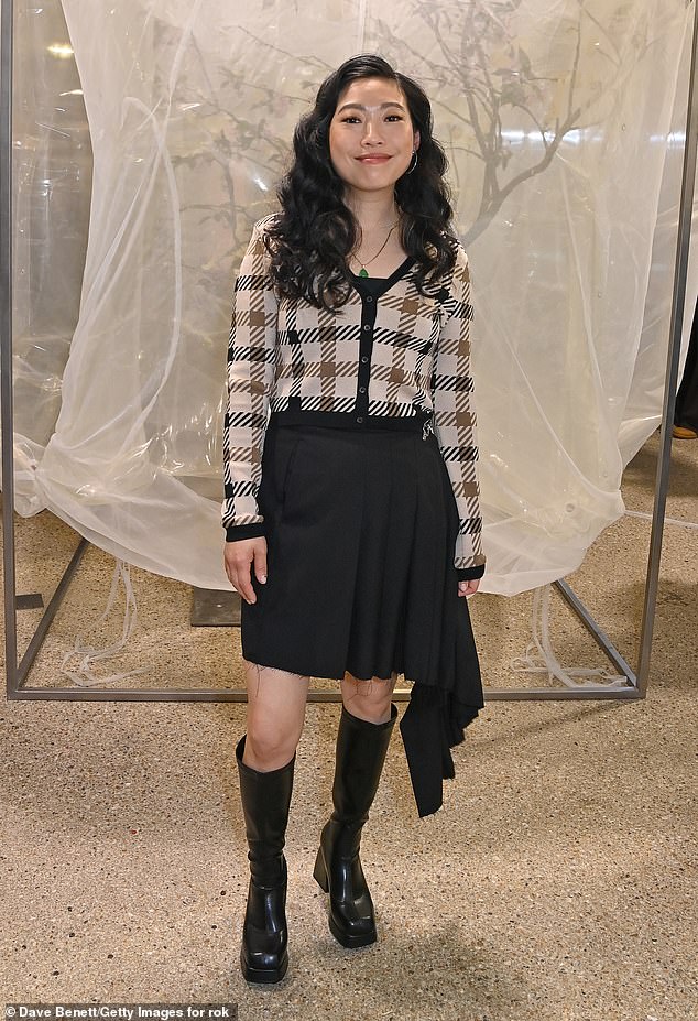 35-летняя звезда сериала «Безумно богатые азиаты» Аквафина носила клетчатый свитер, плиссированную черную юбку и лакированные ботинки до колена.