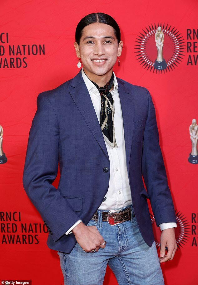 Коул Брингс Пленти, племянник звезды Йеллоустона Мо Брингс Пленти и актер, который также появился в приквеле 1923 года, был найден мертвым в возрасте 27 лет в пятницу; на фото ноябрь