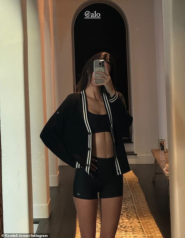 28-летняя звезда реалити-шоу опубликовала в своих историях в Instagram селфи, на котором она в черном спортивном бюстгальтере и шортах в тон.