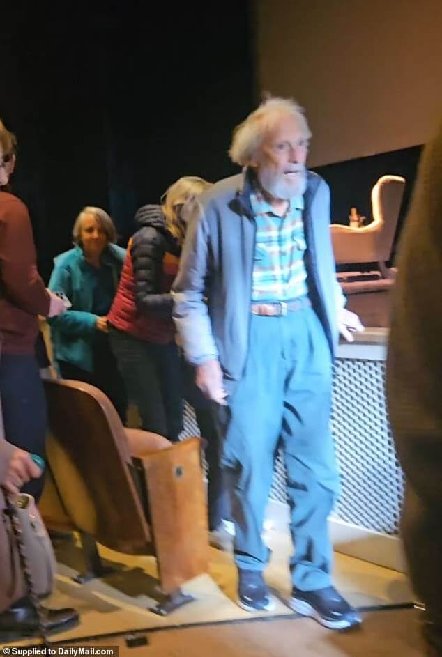 Клинт Иствуд, 93 года, выглядит хрупким, но энергичным, поскольку его можно увидеть в редком публичном появлении на мероприятии приматолога доктора Джейн Гудолл в Кармеле.