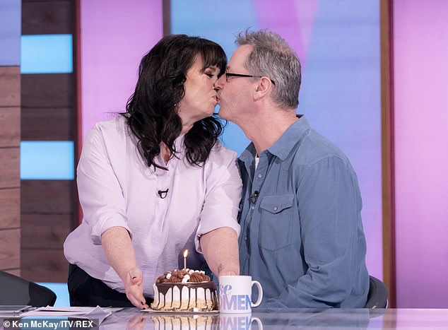 59-летняя выпускница телевидения выглядела загипнотизированной, глядя на серию ослепительных колец, намекающих на потенциальную помолвку со своим парнем Майклом Джонсом (на фото вместе в январе 2022 года).