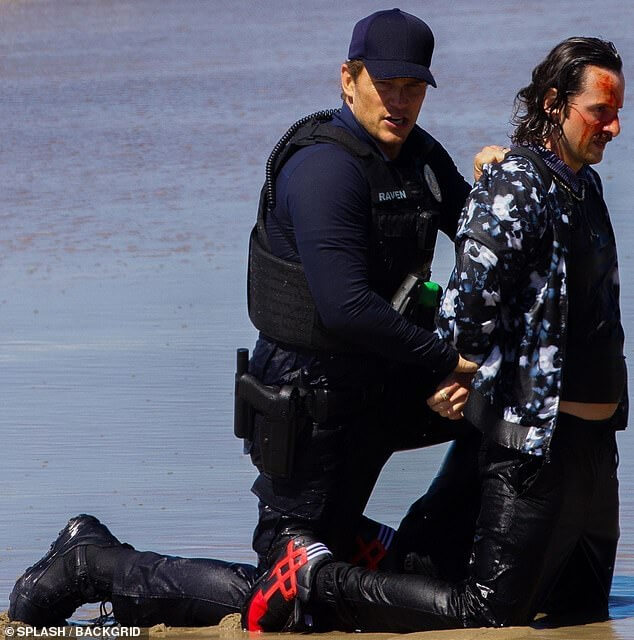 Крис Пратт снимает захватывающую сцену действия для нового научно-фантастического фильма «Милосердие», играя детектива полиции Лос-Анджелеса, преследующего подозреваемого в океане в Малибу.