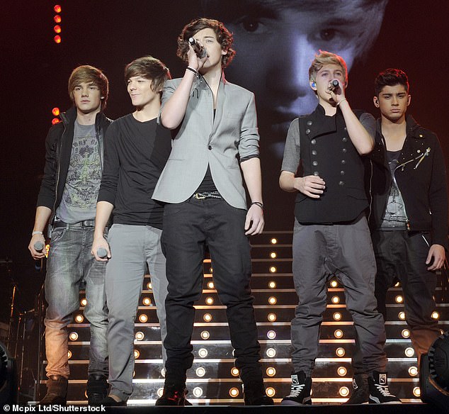 One Direction на фото в феврале 2011 года (слева) Луи Томлинсон, Лиам Пейн, Гарри Стайлс, Найл Хоран и Зейн Малик.