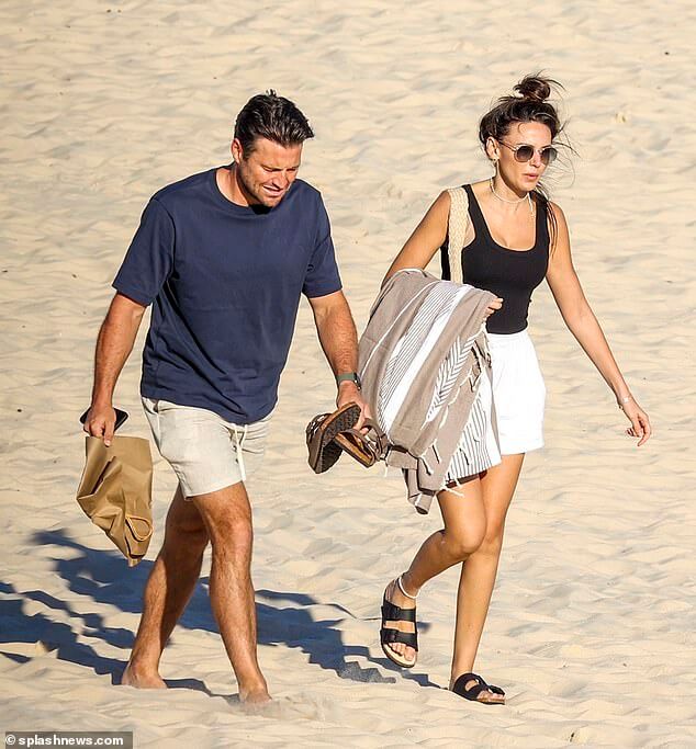 Марк Райт и Мишель Киган страстно целуются на залитом солнцем пляже Бонди в Сиднее, пока актриса отдыхает от съемок Ten Pound Poms в Австралии.