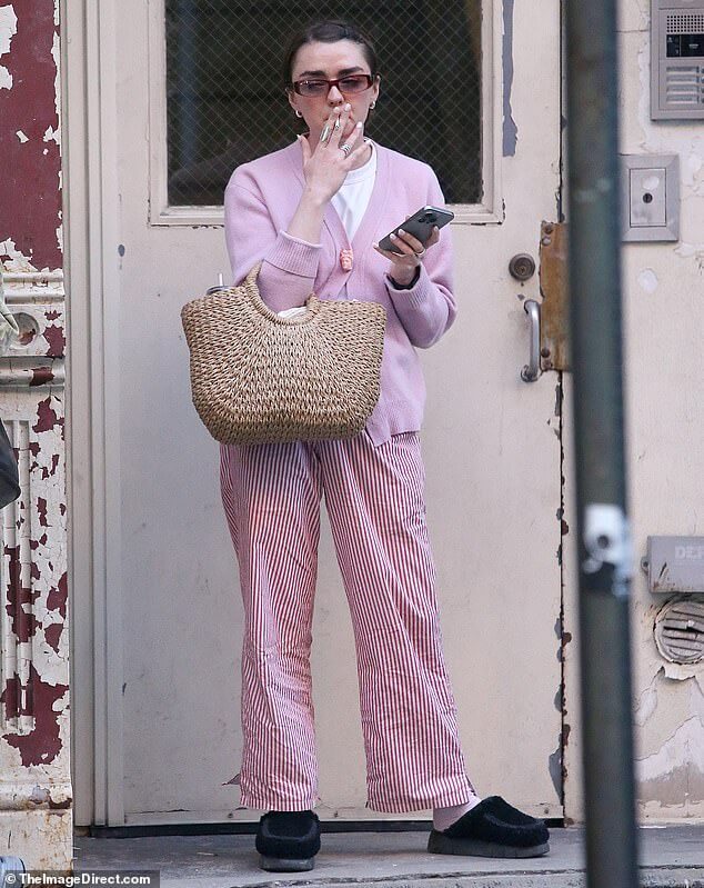 Мэйси Уильямс затягивается сигаретой, выходя в полосатых пижамных штанах и тапочках на прогулку по Нью-Йорку.