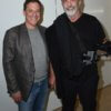68-летний Мел Гибсон (справа) присутствовал на показе фильма «Невоспетый герой» в Санта-Монике, штат Калифорния, в среду, держа его в структурированной повязке (на снимке с Адамом Фогельсоном).